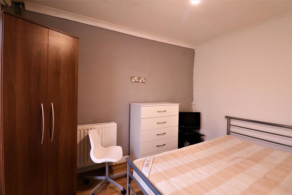 Property photo 3 of 9 Room 1