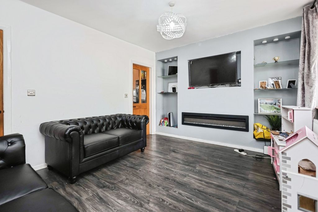 Property photo 3 of 17 Lounge