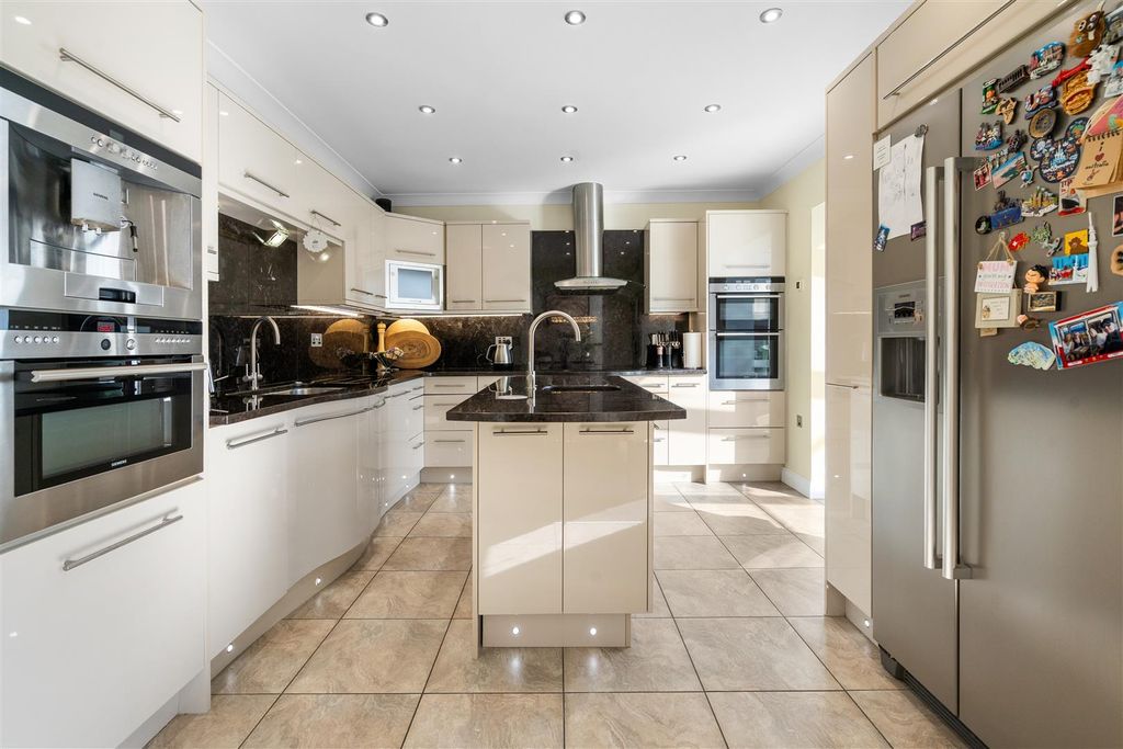 Property photo 2 of 25