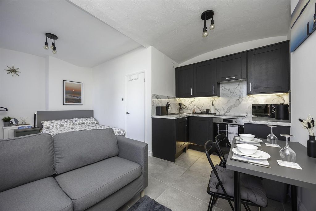 Property photo 1 of 6 17 Windsor Court-28.Jpg