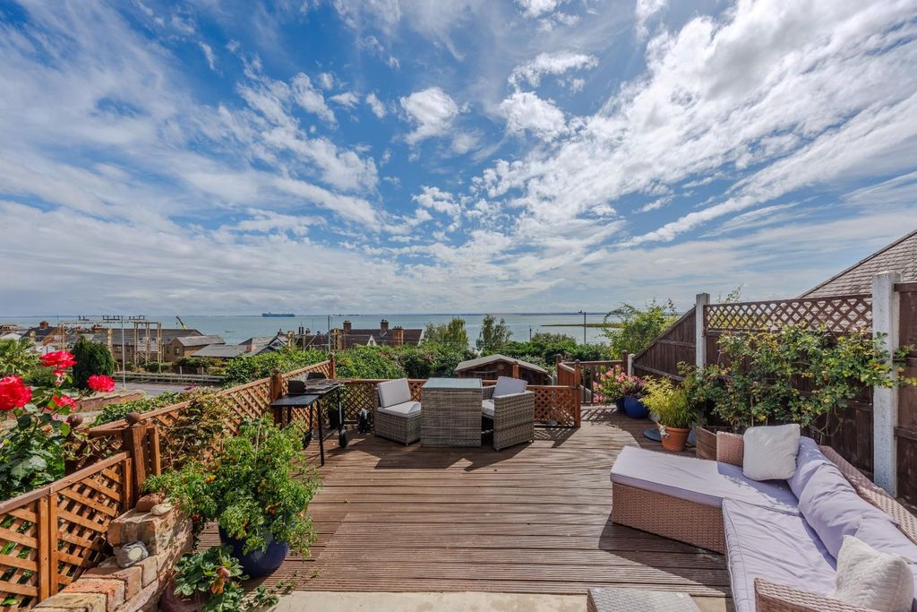 Property photo 2 of 25 Garden