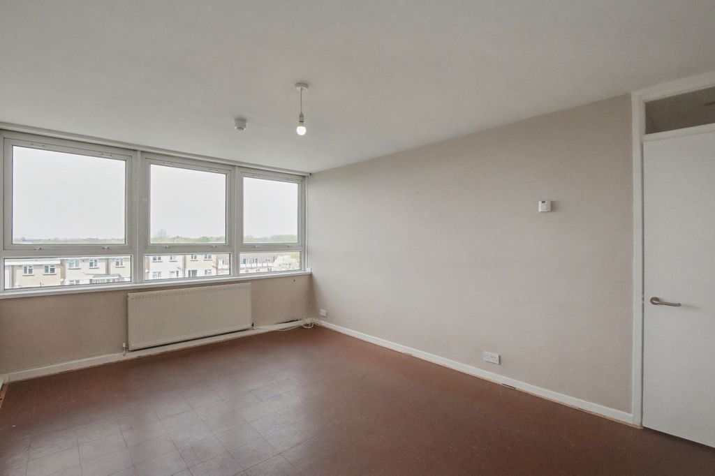 Property photo 3 of 16 19 Victor Court, Hornchurch, Essex, Rm12 4Xf