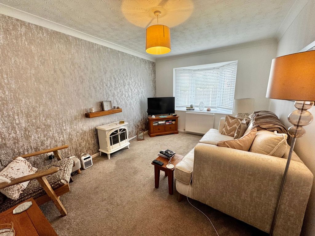 Property photo 2 of 11 Lounge
