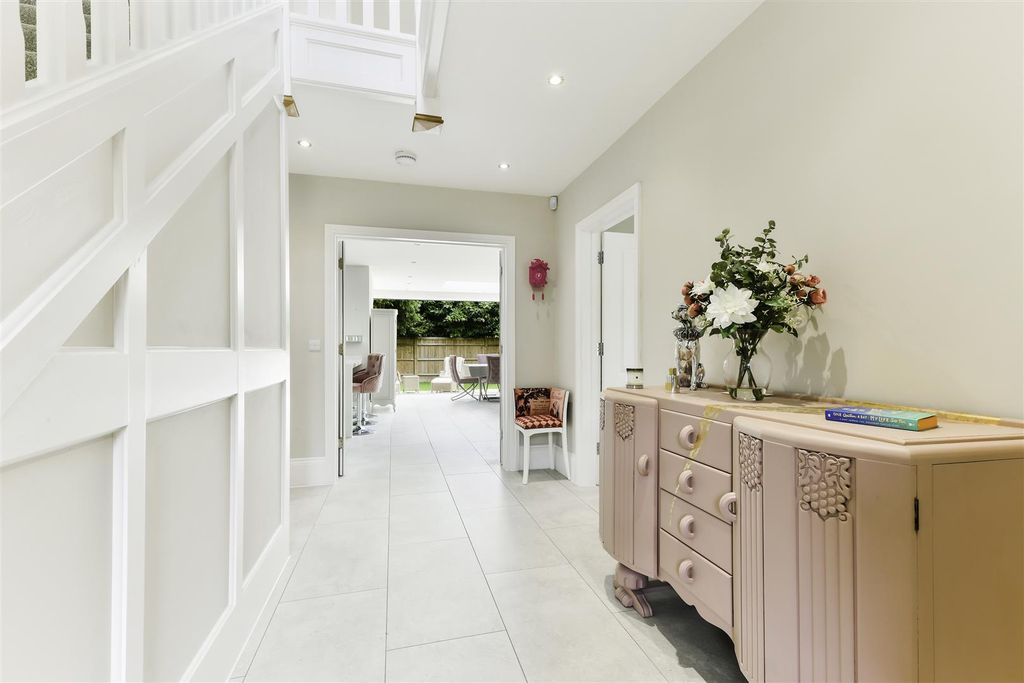 Property photo 3 of 41 Woodbury House- (1).Jpg