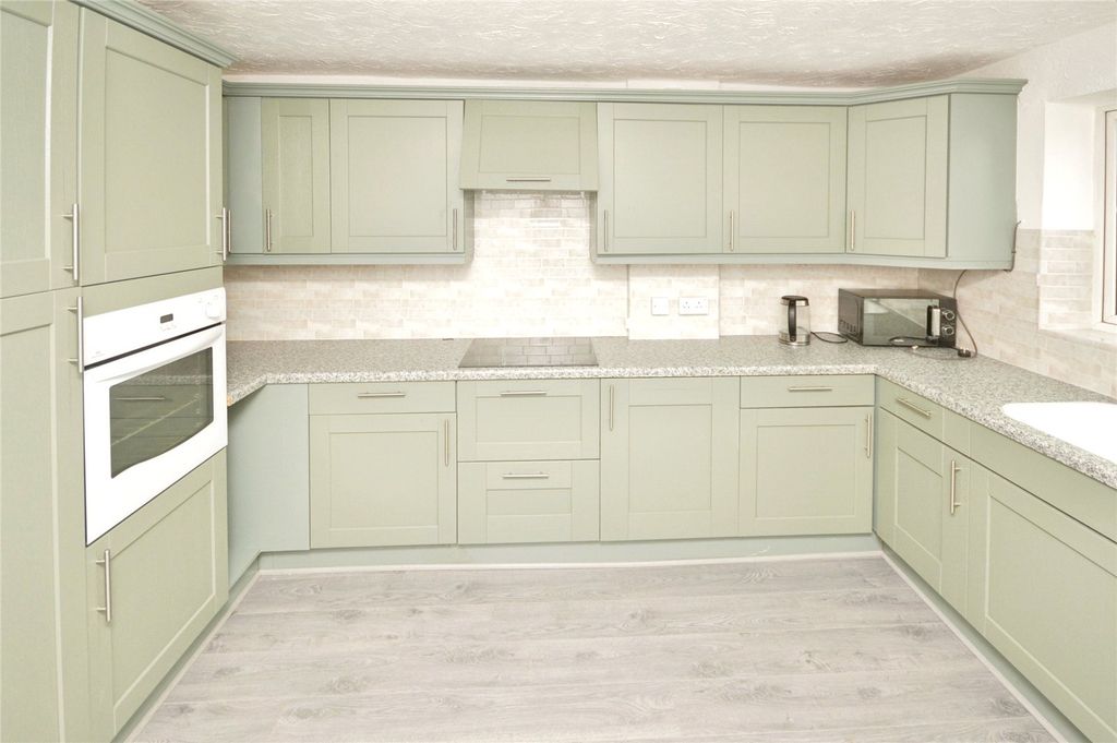 Property photo 2 of 12 Kitchen