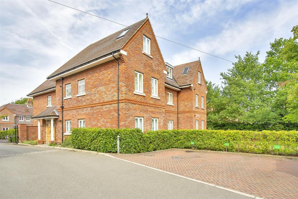 Property photo 1 of 10 Hurley-Close-Banstead-101.Jpg