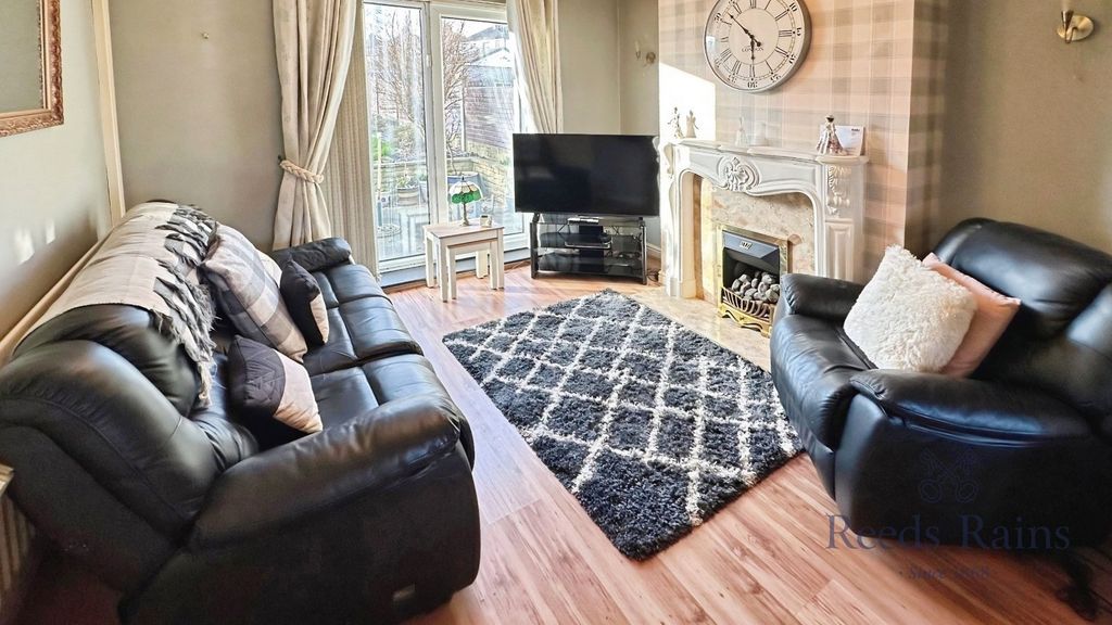 Property photo 2 of 12 Lounge