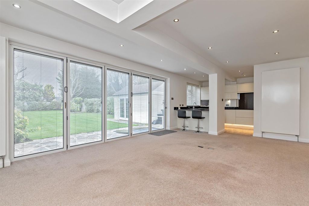 Property photo 3 of 19 21Northriding-6.Jpg