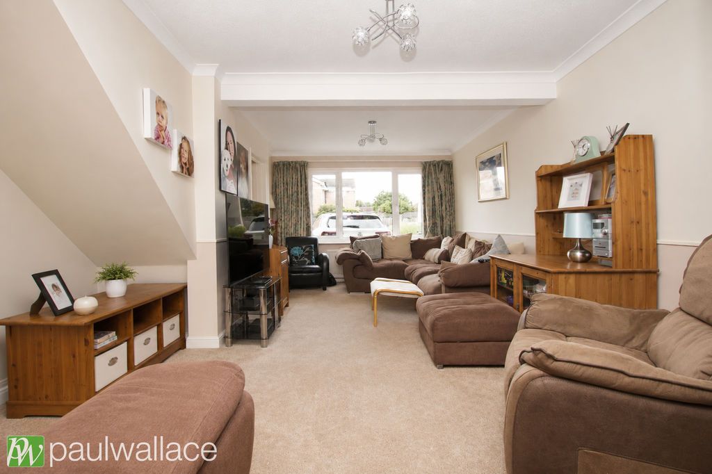 Property photo 2 of 17 Lounge