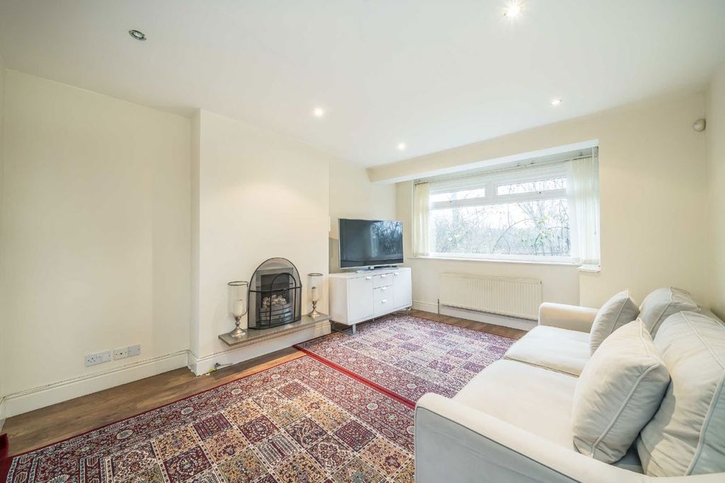 Property photo 2 of 8