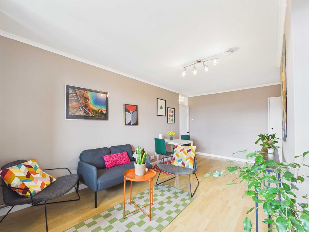 Property photo 3 of 17 Cam03741G0-Pr0147-Still023