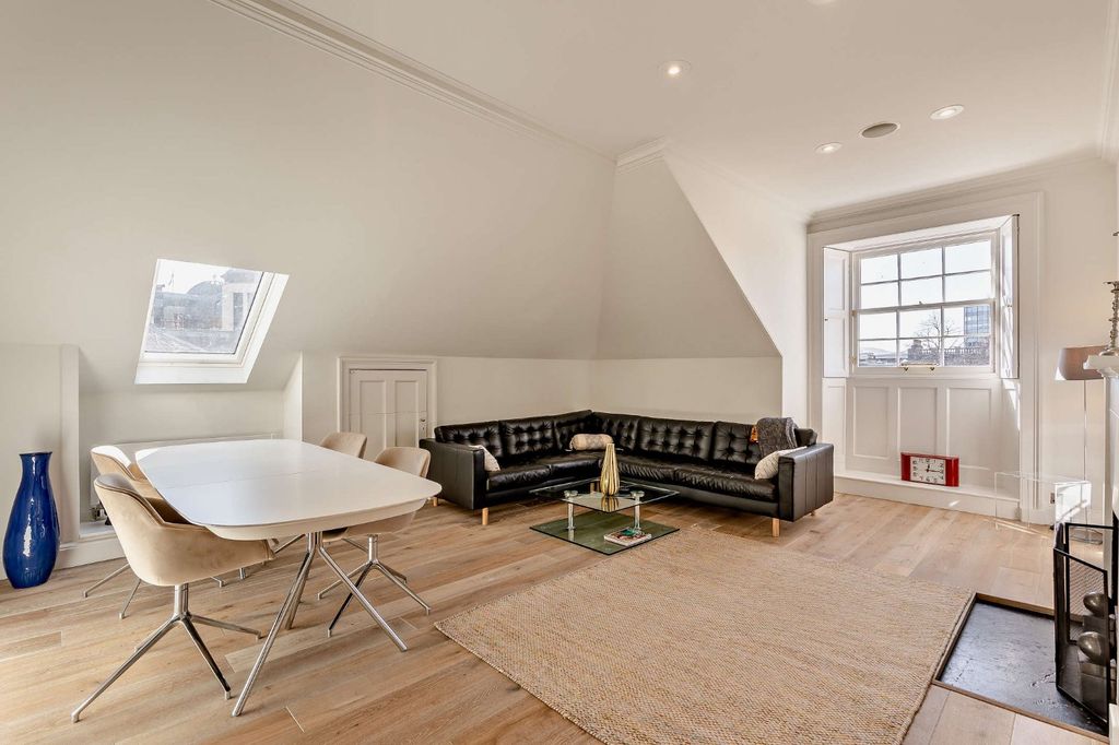 Property photo 3 of 25 Generous Lounge
