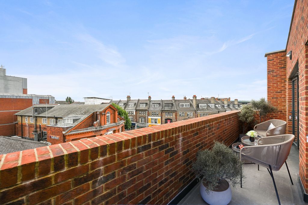 Property photo 3 of 8 Cs - Furnished Flat 5, 320 Station Road - 3