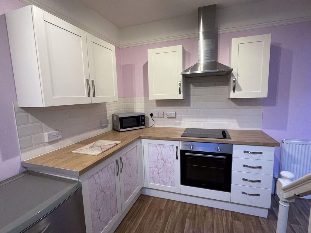 Property photo 3 of 10 Kitchen