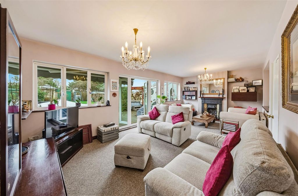 Property photo 2 of 25 Lounge