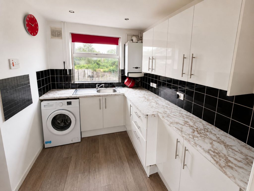 Property photo 3 of 11 Kitchen 2