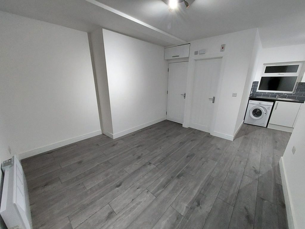 Property photo 1 of 5 Newly Refurbished Stunning Studio Flat