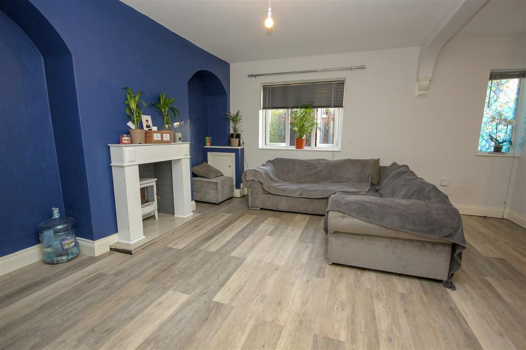 Property photo 2 of 13 Lounge.Jpg