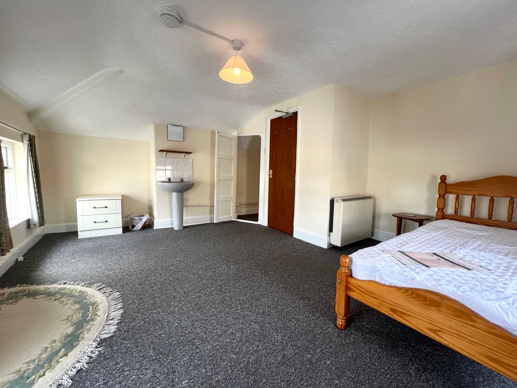 Property photo 2 of 9 Bedroom