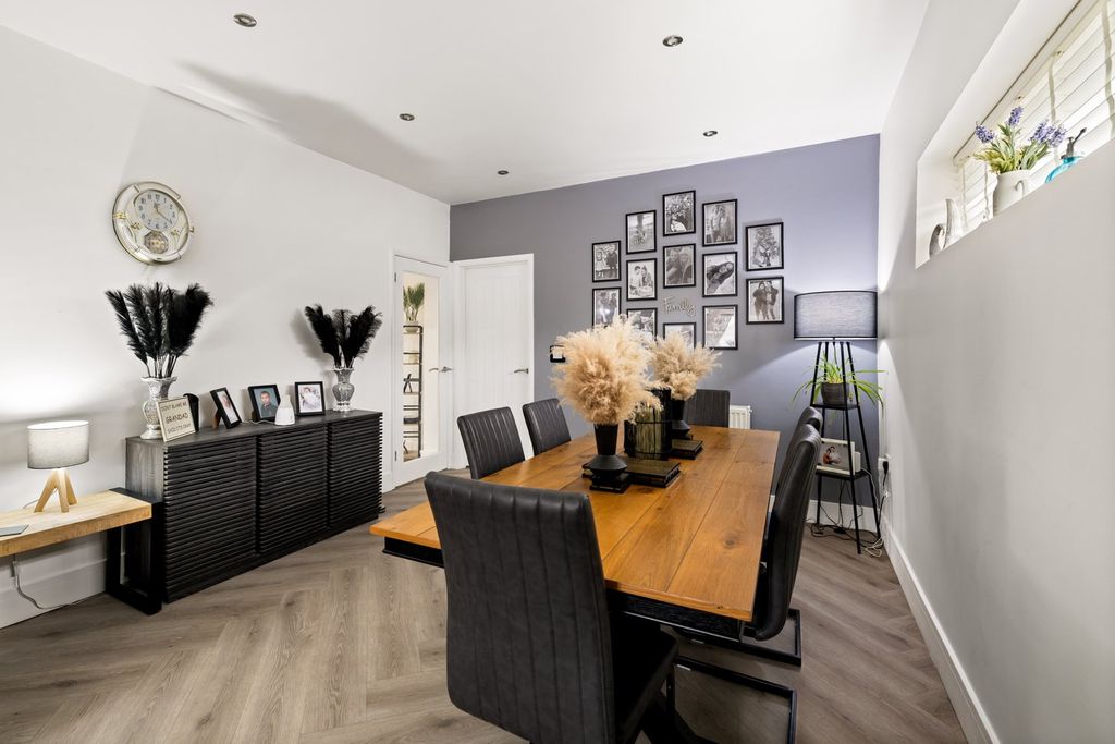 Property photo 3 of 28