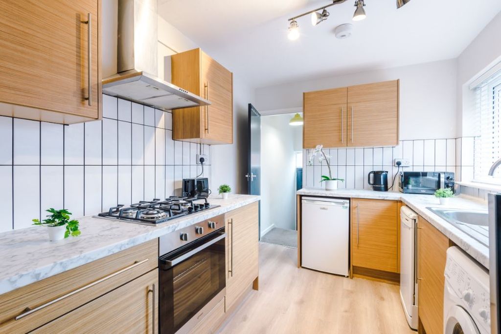 Property photo 2 of 16 198Sr - Kitchen