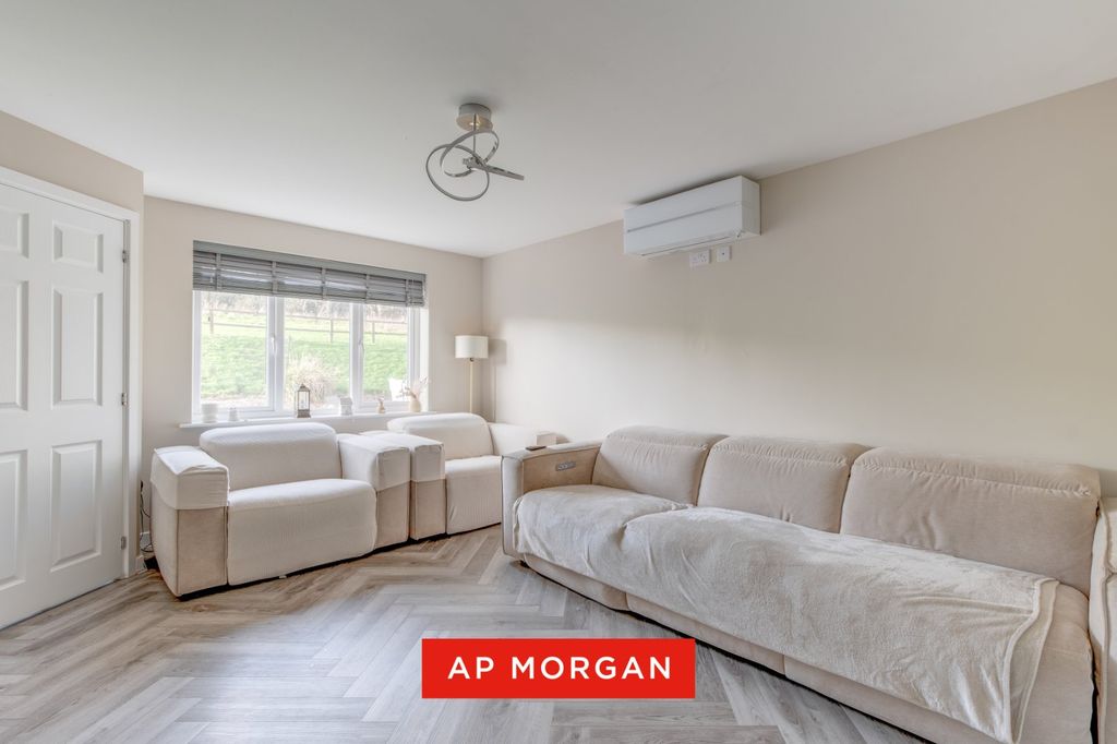 Property photo 2 of 18 Picture No. 44