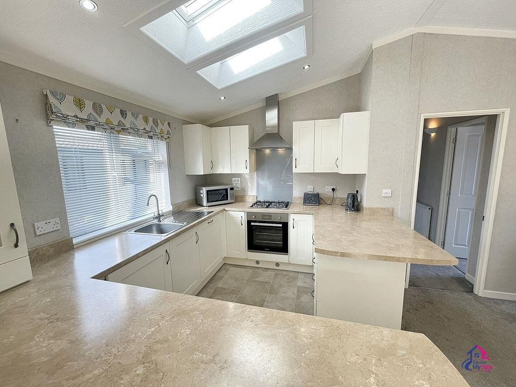 Property photo 3 of 16 Kitchen