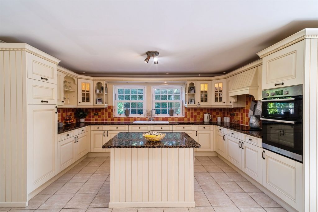 Property photo 2 of 34