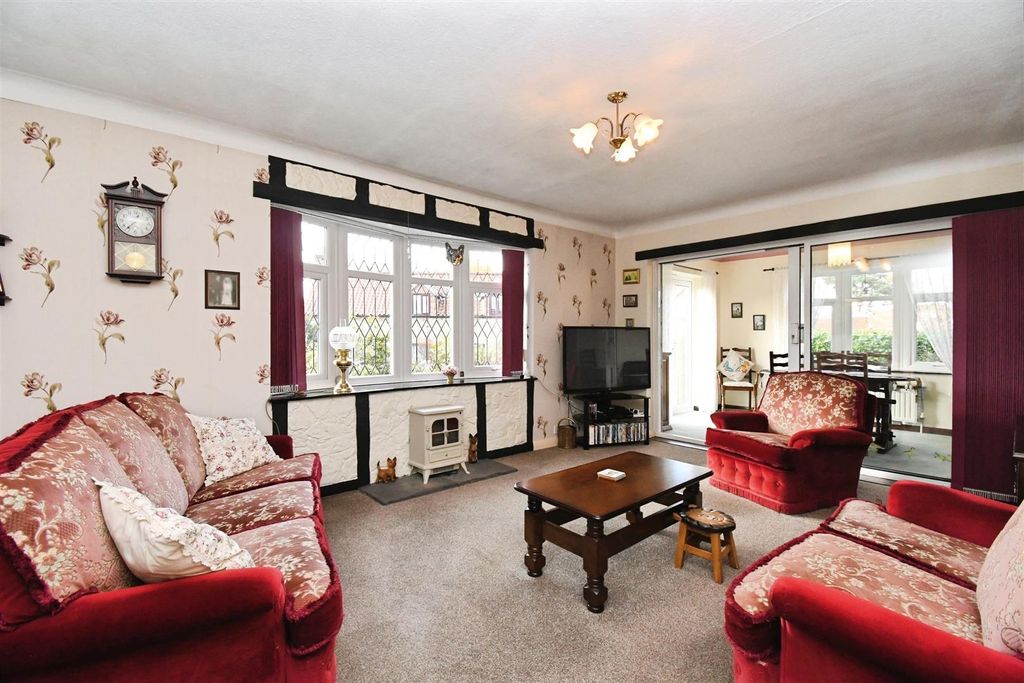 Property photo 3 of 18 Lounge