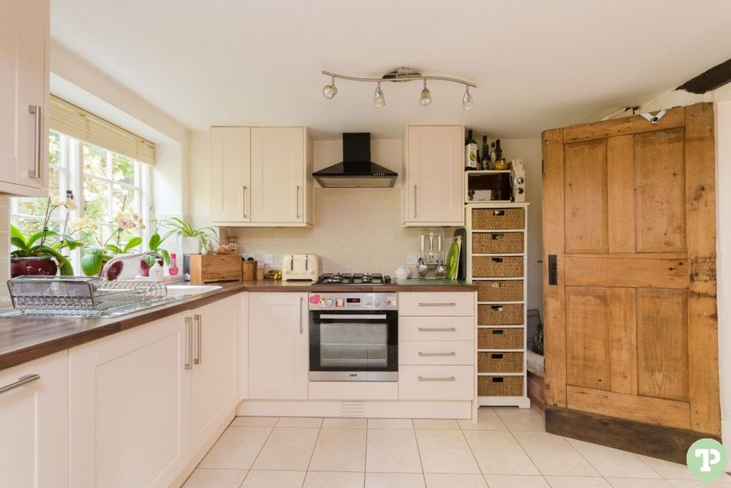 Property photo 2 of 13 Modernised Kitchen With Built In White Goods