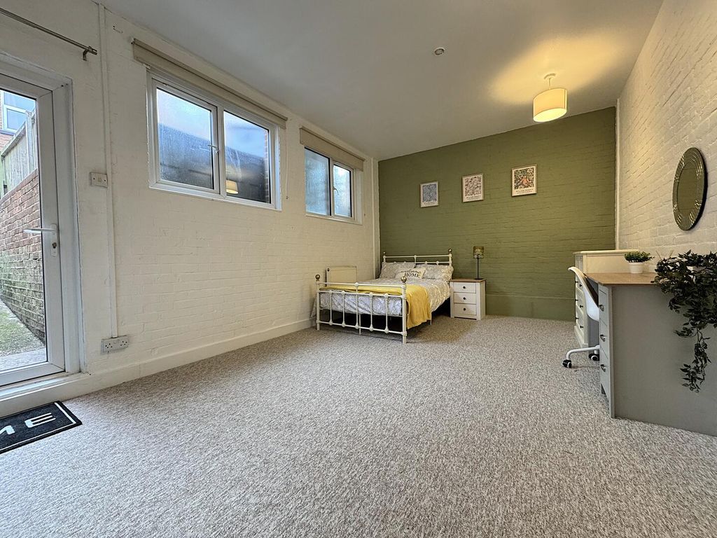 Property photo 3 of 6 Bedroom