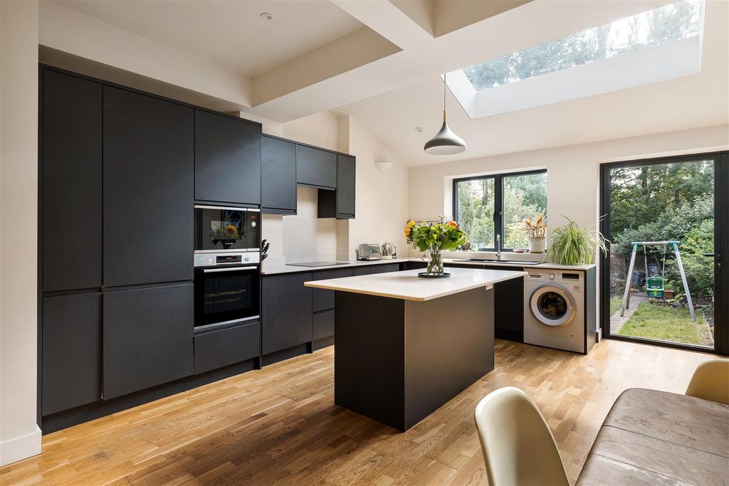 Property photo 1 of 33 Haldan Road E4