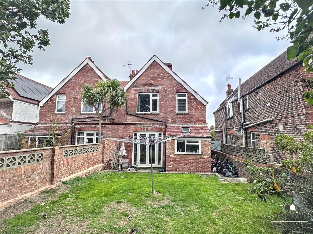 Property photo 2 of 14 01323 438506