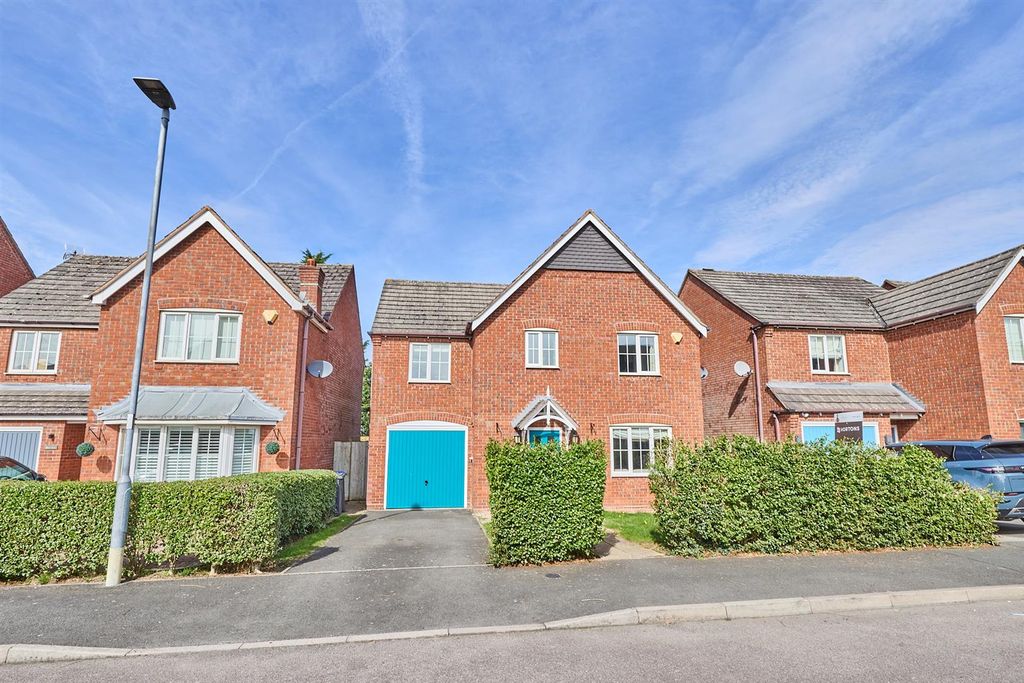 Property photo 1 of 18 Pinfold Close.Jpg