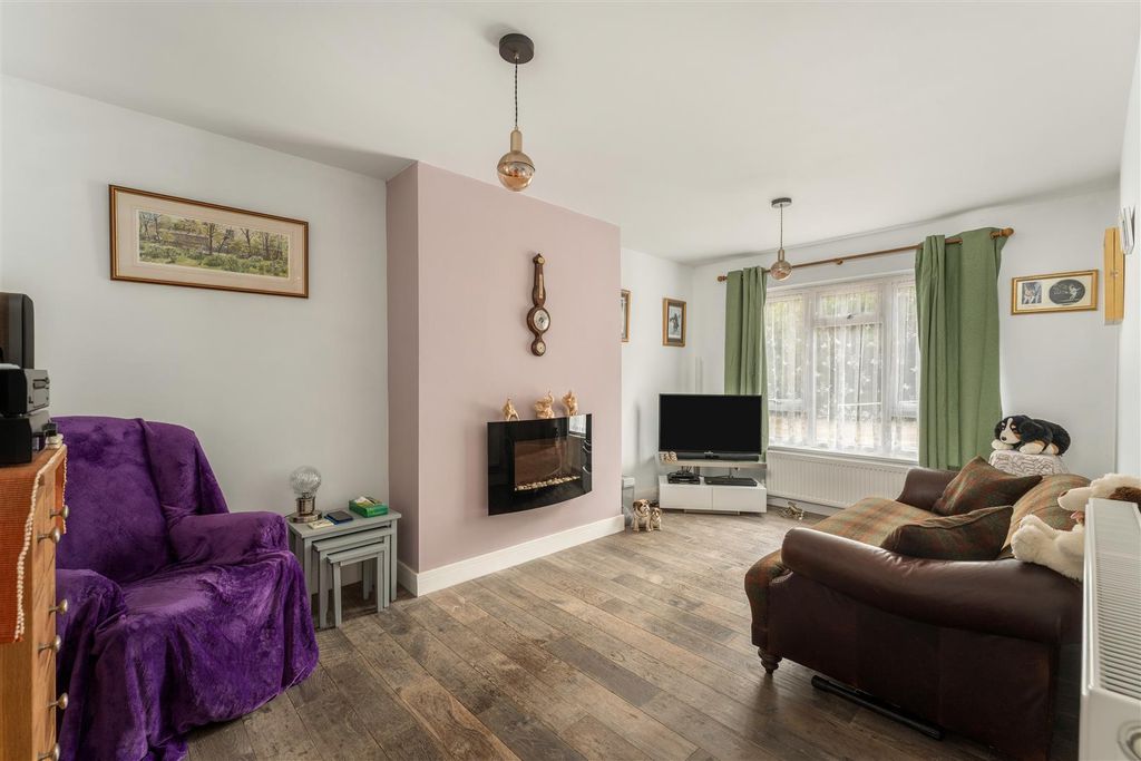 Property photo 2 of 13 2 Holbech Hill, Farnborough-6.Jpg
