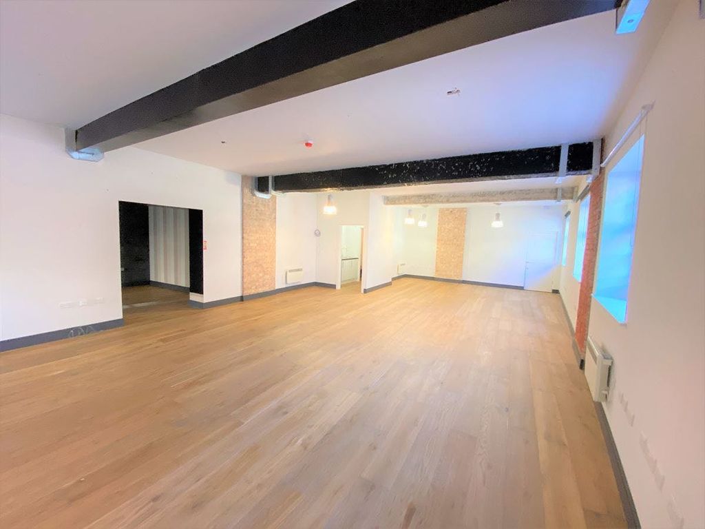 Property photo 2 of 8 10 Market Place  Brentford 2.Jpg