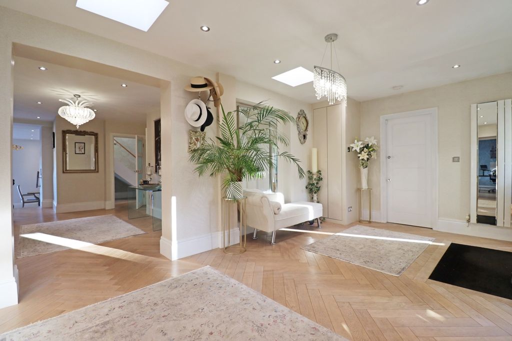 Property photo 3 of 25 Hall1