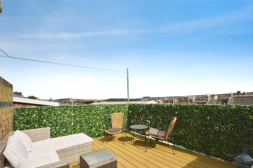 Property photo 2 of 12 Roof Terrace
