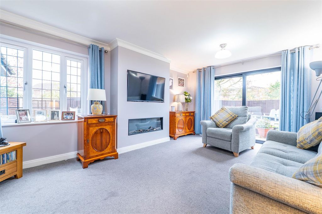 Property photo 2 of 32 Lounge