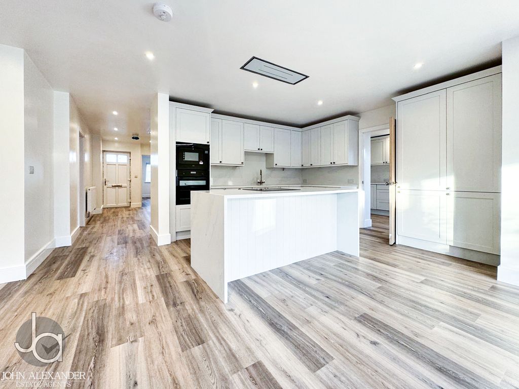 Property photo 2 of 43 5A73c74F-8Ca9-410F-906c-7E9d5d6B059E