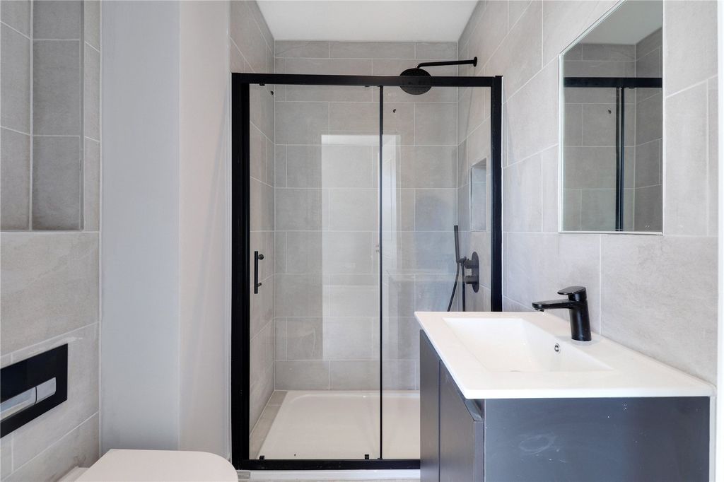 Property photo 3 of 12 Ensuite