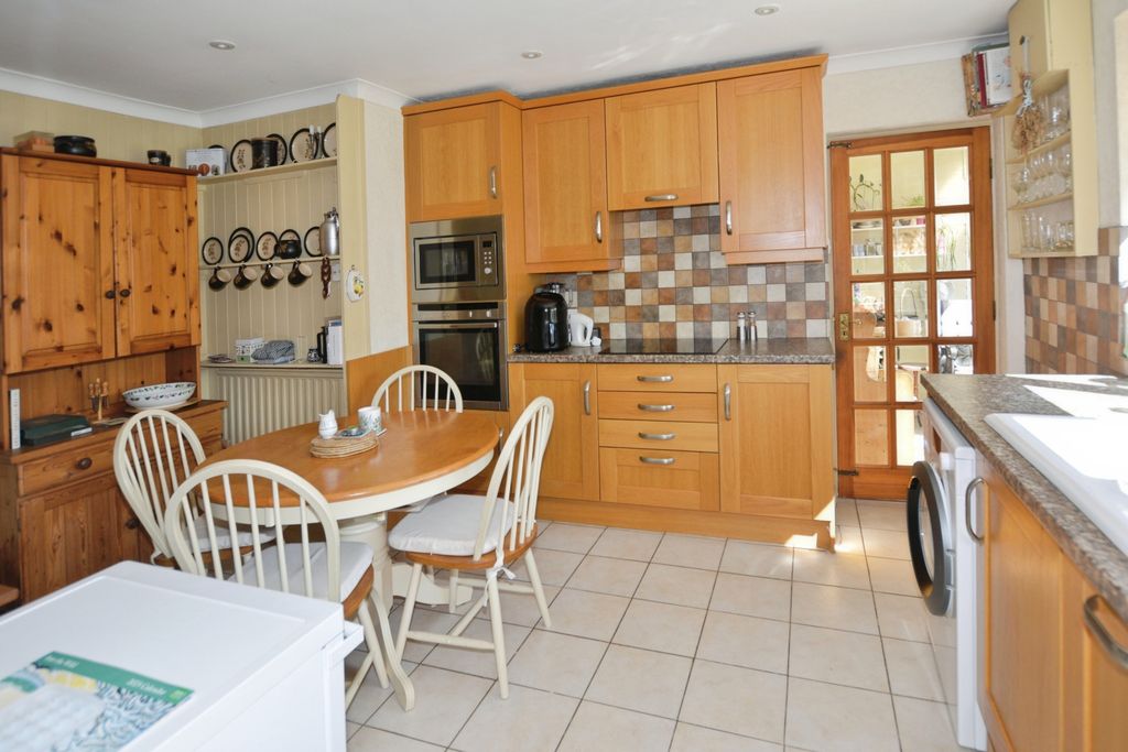 Property photo 2 of 20 Breakfast Kitchen (2)