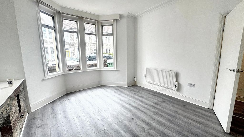 Property photo 3 of 15 Bright, Neutral Bedroom With A Bay Window, Modern ...