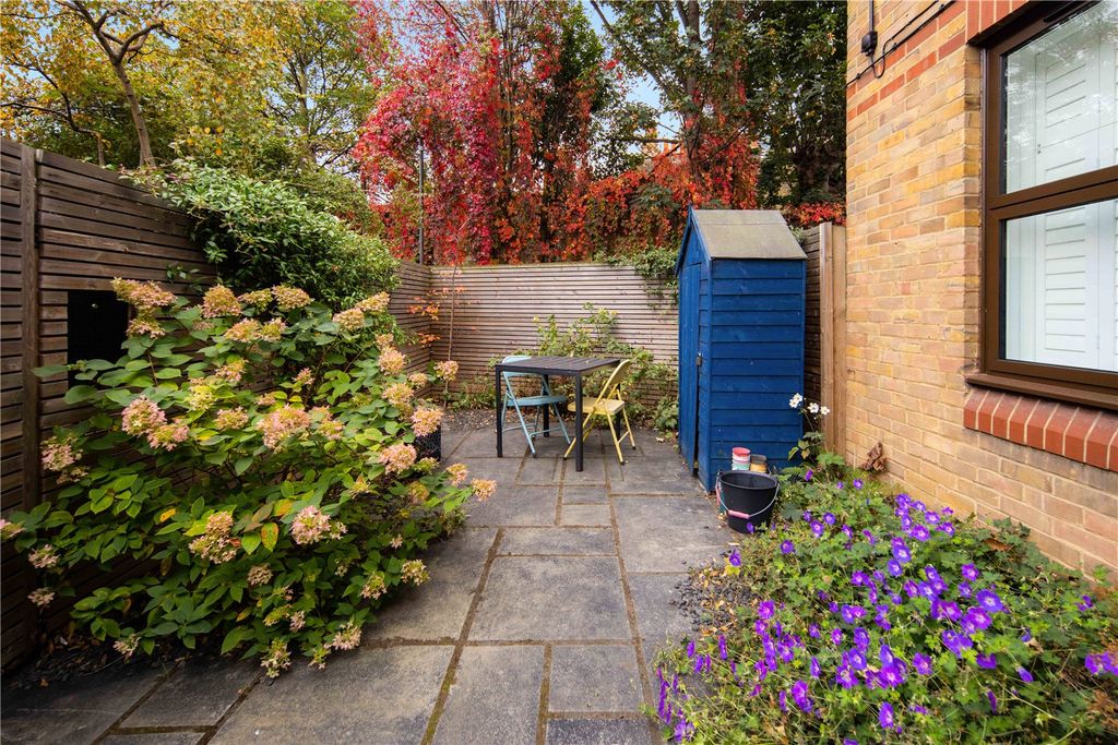 Property photo 2 of 20 Front Garden