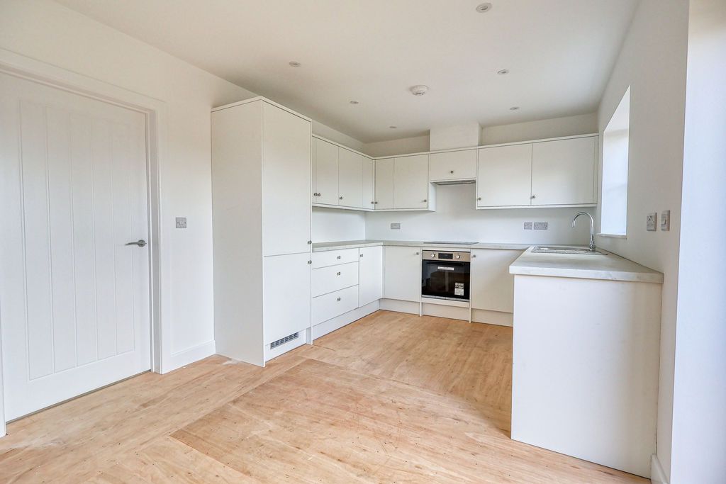 Property photo 3 of 12 Kitchen
