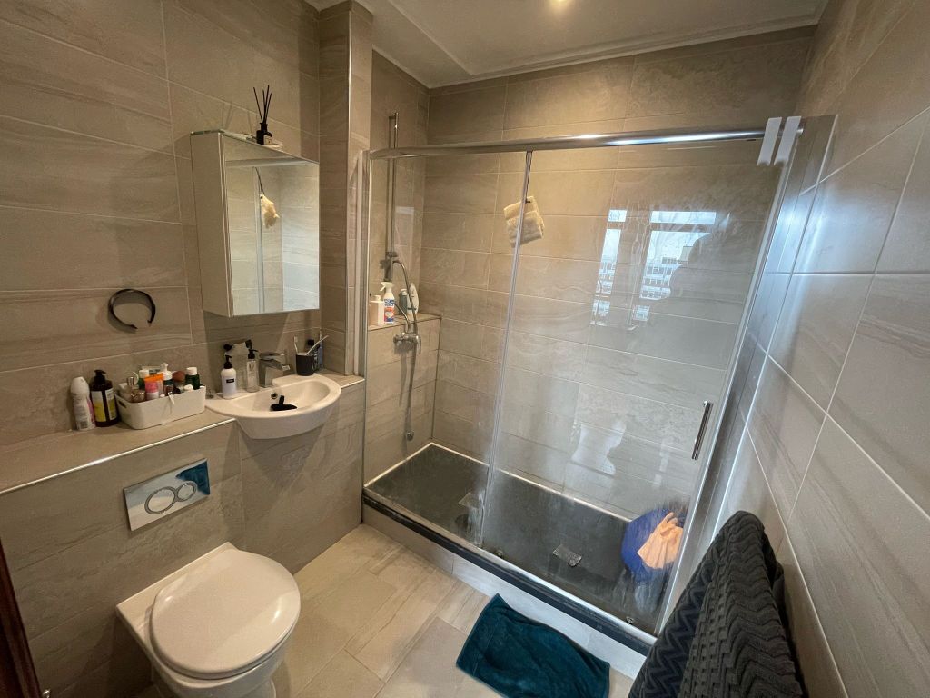 Property photo 3 of 9 Bathroom