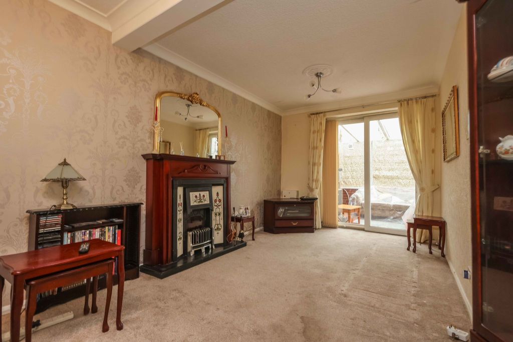 Property photo 3 of 20 Lounge