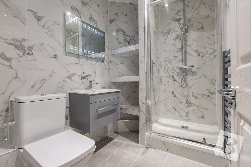 Property photo 3 of 11 Ensuite