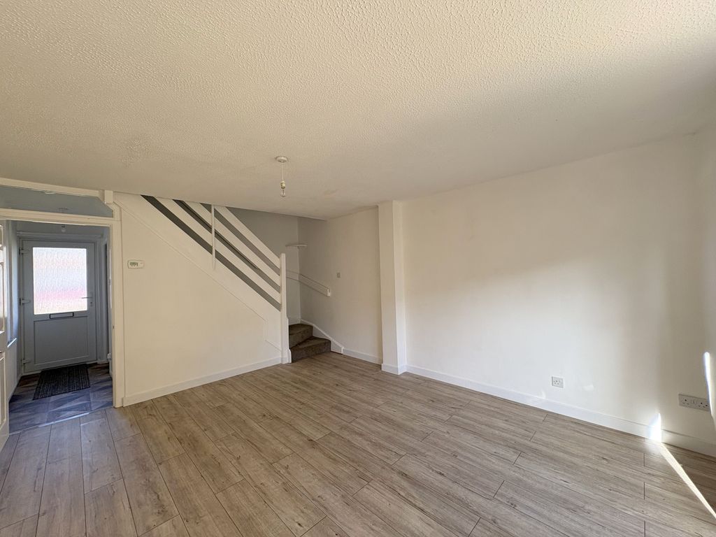 Property photo 3 of 8 Lounge1