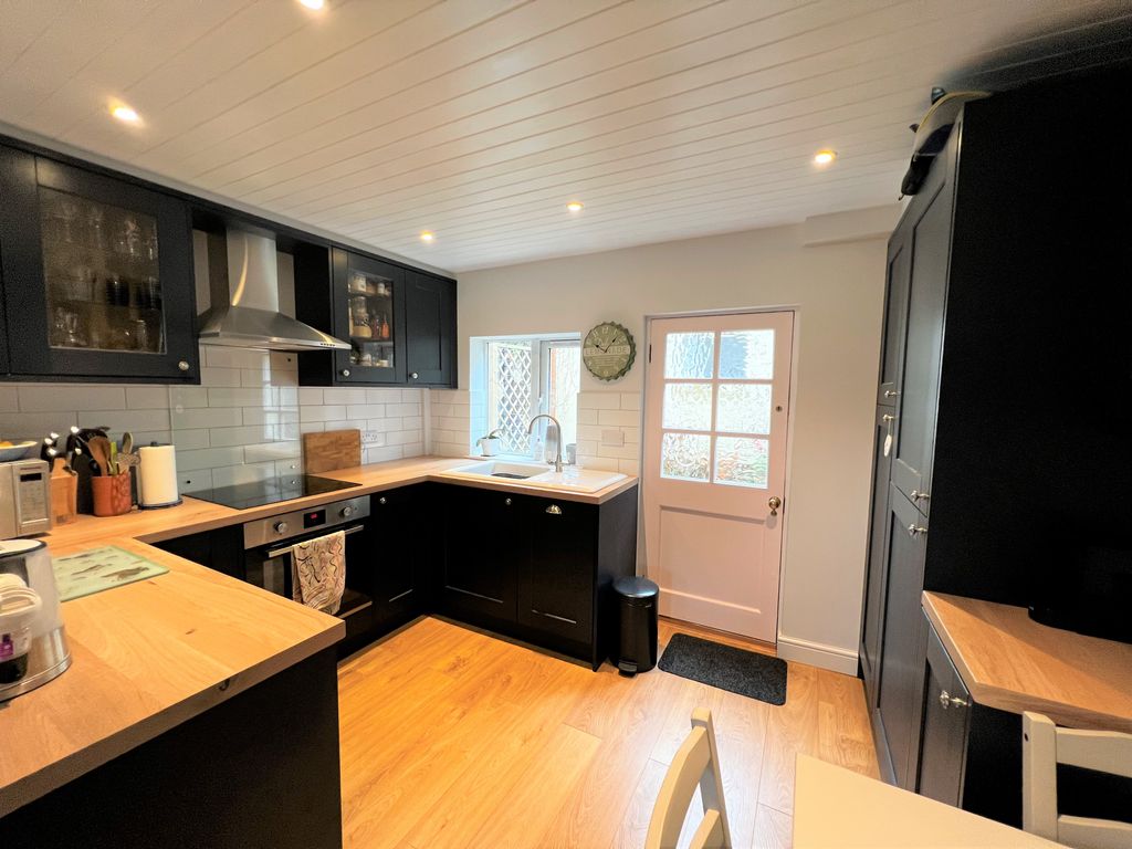 Property photo 1 of 11 Kitchen